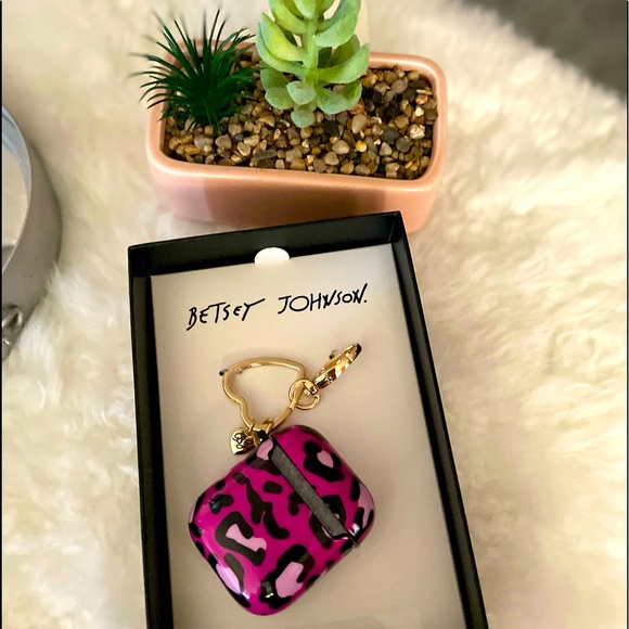 Betsey Johnson Accessories - NWT Betsey Johnson airpod case